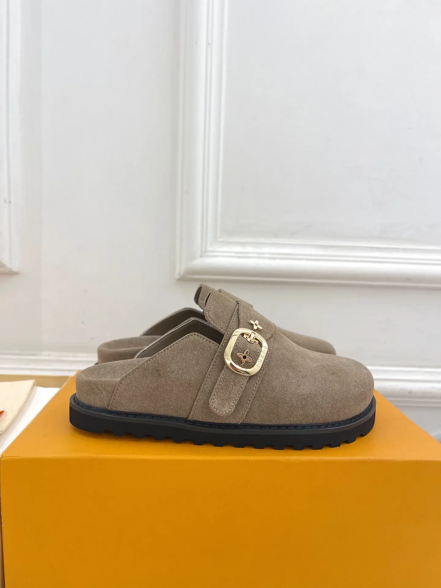 👟👟Ex-factory price 580👟👟 Men's model ➕10 LV | Louis Vuitton 25𝐬𝐬 🧡💚2025 Early spring new model Top version ⚠️ The counter features the latest LV COSY COMFORT metal buckle Bread Mule slippers hard goods new🆕 ❥BS purchasing level! Full of high-end feel! A popular model among bloggers at home and abroad, it’s retro and fashionable and looks amazing on your feet! Mainly recommended models on the official website★ ━━━━━ ЅᏇєєt ━━━━━ ▪️Upper: original specific cowhide/old leather ▪️lining: imported cowhide lining ▪️outsole: original molded outsole ▪️shoe size: women's size 35-39 (customized at 40.41) Men's size 40-44 (45.46 customized)